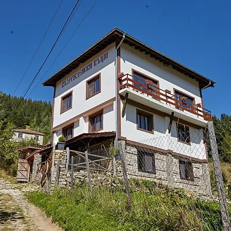 Vazrozhdenski Kashti Guest house *